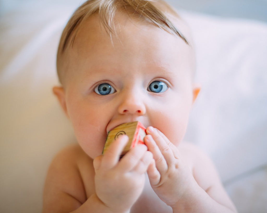Enfant souriant au réveil — GUIIN