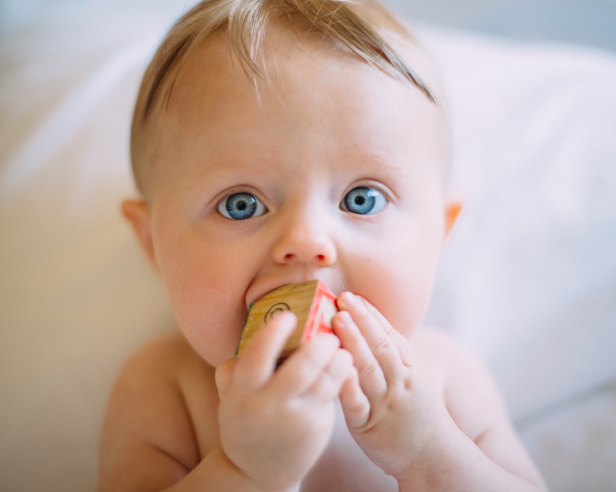 Enfant souriant au réveil — GUIIN